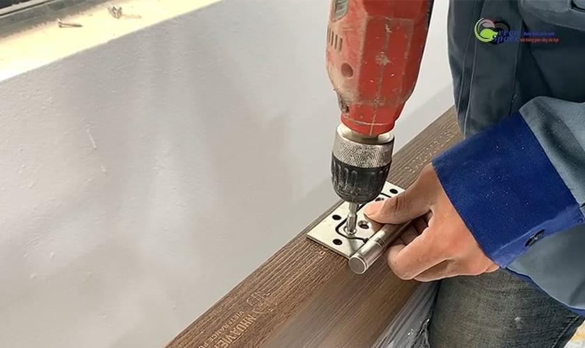 Các bước thi công cửa gỗ nhựa sinh thái ecoplast door composite bắt bản lề