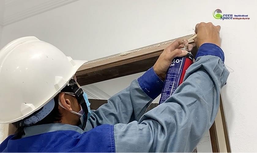 Các bước thi công cửa gỗ nhựa sinh thái ecoplast door composite bôi keo bọt khe hở