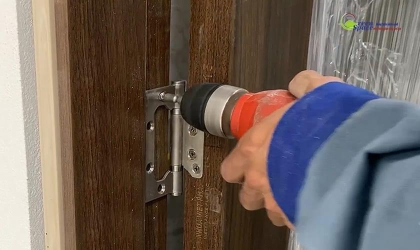 Các bước thi công cửa gỗ nhựa sinh thái ecoplast door composite dựng cánh cửa lên khung