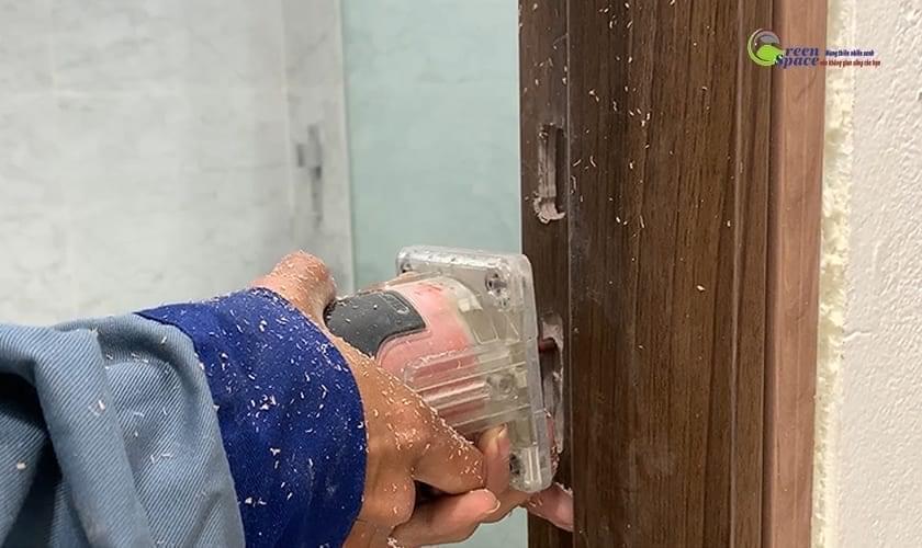Các bước thi công cửa gỗ nhựa sinh thái ecoplast door composite lắp ổ khóa và phay lỗ khóa