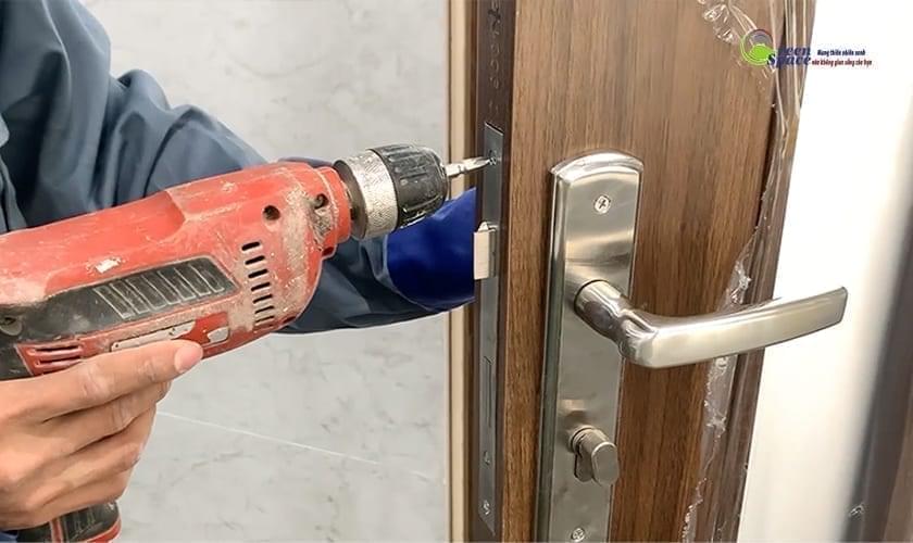 Các bước thi công cửa gỗ nhựa sinh thái ecoplast door composite lắp ổ khóa và phay lỗ khóa