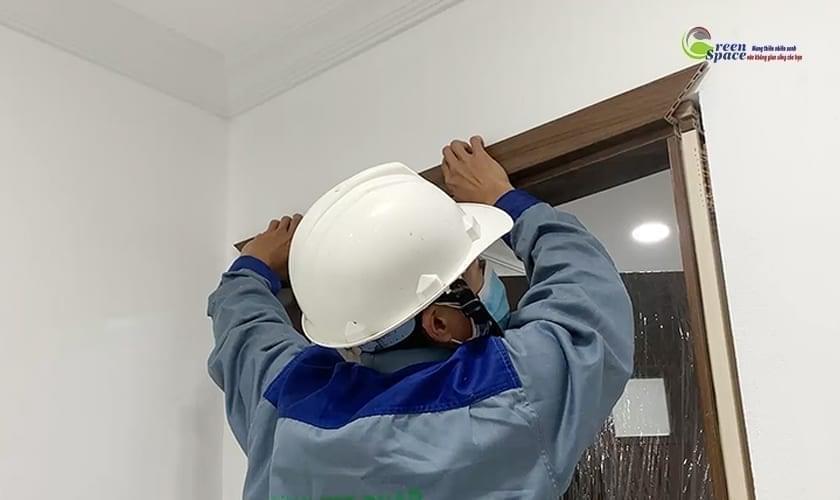 Các bước thi công cửa gỗ nhựa sinh thái ecoplast door composite lắp thanh nẹp