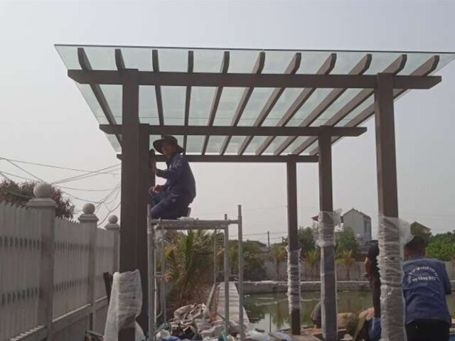Hoàn thiện giàn lam gỗ nhựa mái kính