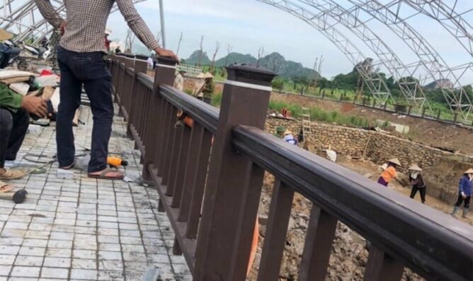 Lắp đặt lan can gỗ nhựa ngoài trời